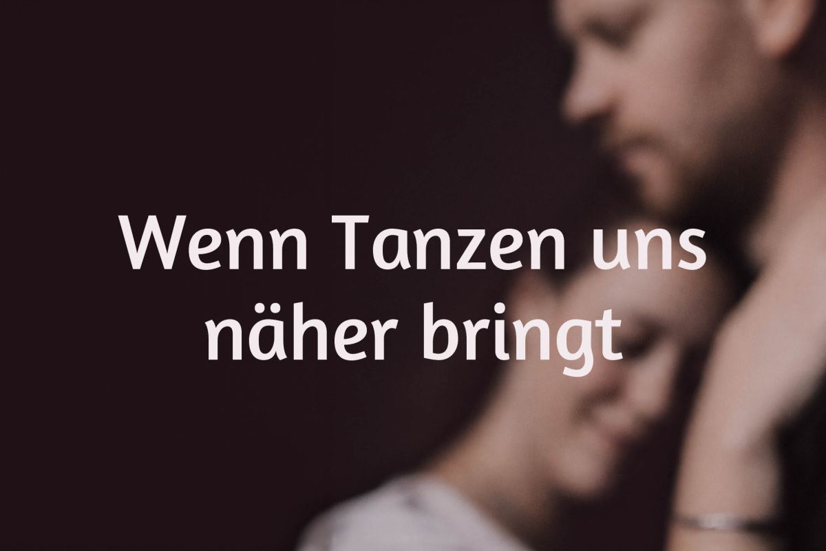 Ein unscharfes Paar, das miteinander tanz, es verkörpert die tiefe Verbindung und Intimität, die durch Tanz erreicht werden kann.